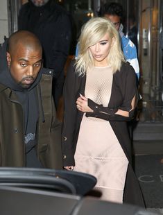 Голые соски Ким Кардашьян возле отеля в Париже фото #11