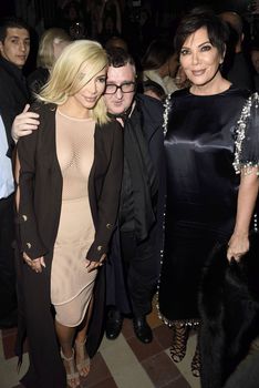 Голые соски Ким Кардашьян возле отеля в Париже фото #12