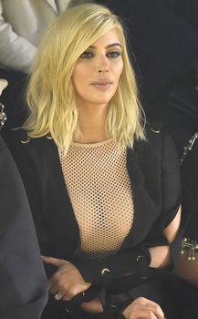 Голые соски Ким Кардашьян возле отеля в Париже фото #13