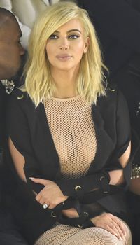 Голые соски Ким Кардашьян возле отеля в Париже фото #14