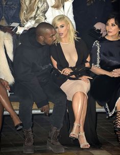 Голые соски Ким Кардашьян возле отеля в Париже фото #16