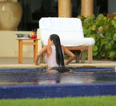 Сногсшибательная Ким Кардашьян в прозрачной мокрой майке фото #12