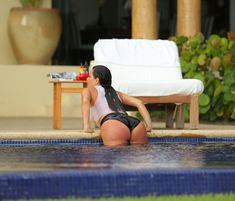 Сногсшибательная Ким Кардашьян в прозрачной мокрой майке фото #14