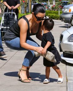 Ким Кардашьян в прозрачной майке в Беверли-Хиллз фото #1