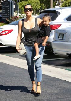 Ким Кардашьян в прозрачной майке в Беверли-Хиллз фото #2