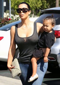 Ким Кардашьян в прозрачной майке в Беверли-Хиллз фото #3