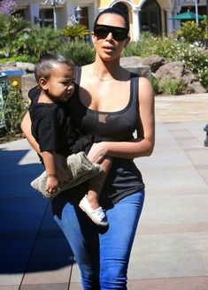 Ким Кардашьян в прозрачной майке в Беверли-Хиллз фото #7