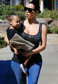 Ким Кардашьян в прозрачной майке в Беверли-Хиллз фото #8