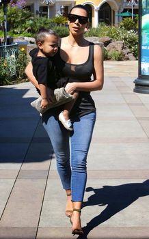 Ким Кардашьян в прозрачной майке в Беверли-Хиллз фото #9