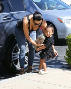 Ким Кардашьян в прозрачной майке в Беверли-Хиллз фото #10