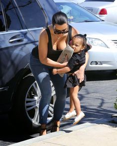 Ким Кардашьян в прозрачной майке в Беверли-Хиллз фото #11