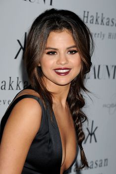 Грудь Селены Гомес на вечеринке журнала Flaunt фото #7