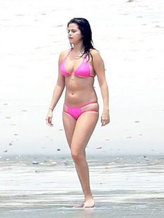 Секси Селена Гомес в миниатюрном розовом купальнике фото #1