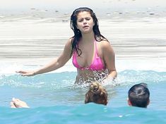 Секси Селена Гомес в миниатюрном розовом купальнике фото #8