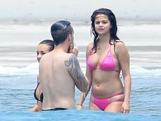 Секси Селена Гомес в миниатюрном розовом купальнике фото #9