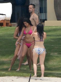 Секси Селена Гомес в миниатюрном розовом купальнике фото #14