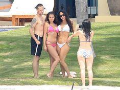 Секси Селена Гомес в миниатюрном розовом купальнике фото #15