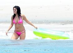 Секси Селена Гомес в миниатюрном розовом купальнике фото #18