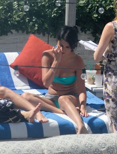 Селена Гомес загорает возле бассейна в Майами фото #1