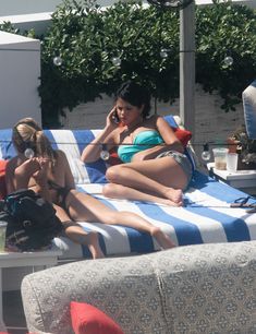 Селена Гомес загорает возле бассейна в Майами фото #4