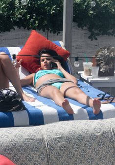 Селена Гомес загорает возле бассейна в Майами фото #7