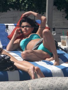 Селена Гомес загорает возле бассейна в Майами фото #11