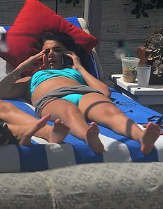 Селена Гомес загорает возле бассейна в Майами фото #14