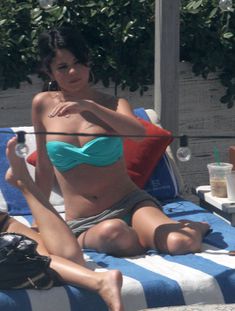 Селена Гомес загорает возле бассейна в Майами фото #15