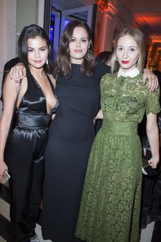 Возбуждающий бюст Селены Гомес на вечеринке CR Fashion Book фото #9