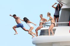 Возбуждающая Селена Гомес в мокром купальнике в Сен-Тропе фото #4