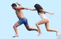 Возбуждающая Селена Гомес в мокром купальнике в Сен-Тропе фото #5