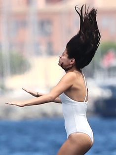 Возбуждающая Селена Гомес в мокром купальнике в Сен-Тропе фото #8