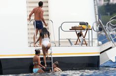 Возбуждающая Селена Гомес в мокром купальнике в Сен-Тропе фото #10