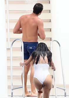 Возбуждающая Селена Гомес в мокром купальнике в Сен-Тропе фото #15