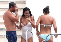 Возбуждающая Селена Гомес в мокром купальнике в Сен-Тропе фото #20