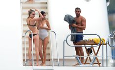 Возбуждающая Селена Гомес в мокром купальнике в Сен-Тропе фото #34