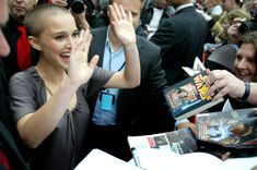 Натали Портман без бюстгальтера на премьере фильма «Звёздные Войны. Эпизод III: Месть Ситхов» фото #2