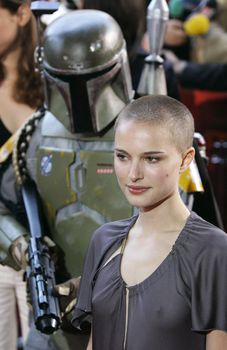 Натали Портман без бюстгальтера на премьере фильма «Звёздные Войны. Эпизод III: Месть Ситхов» фото #5