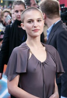 Натали Портман без бюстгальтера на премьере фильма «Звёздные Войны. Эпизод III: Месть Ситхов» фото #6