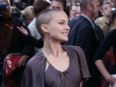 Натали Портман без бюстгальтера на премьере фильма «Звёздные Войны. Эпизод III: Месть Ситхов» фото #9