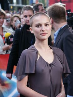 Натали Портман без бюстгальтера на премьере фильма «Звёздные Войны. Эпизод III: Месть Ситхов» фото #11