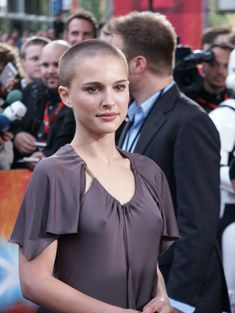 Натали Портман без бюстгальтера на премьере фильма «Звёздные Войны. Эпизод III: Месть Ситхов» фото #13