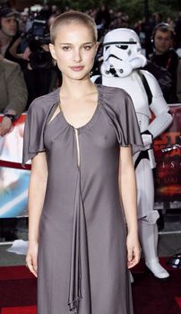 Натали Портман без бюстгальтера на премьере фильма «Звёздные Войны. Эпизод III: Месть Ситхов» фото #15