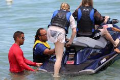 Хлоя Морец в черном бикини на пляже Майами фото #8