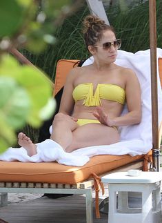 Дженнифер Лопес в бикини у бассейна фото #4