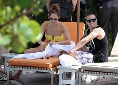 Дженнифер Лопес в бикини у бассейна фото #5