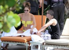 Дженнифер Лопес в бикини у бассейна фото #6