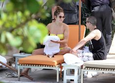 Дженнифер Лопес в бикини у бассейна фото #7