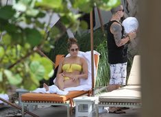 Дженнифер Лопес в бикини у бассейна фото #8