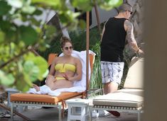 Дженнифер Лопес в бикини у бассейна фото #10